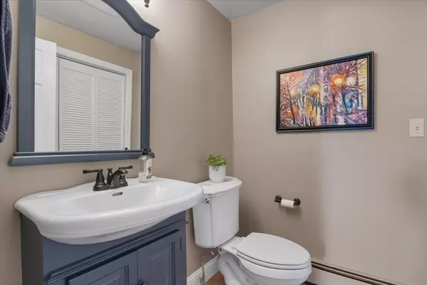 Walpole, MA 02081,15 Helen Ln