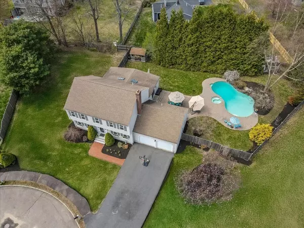 Walpole, MA 02081,15 Helen Ln