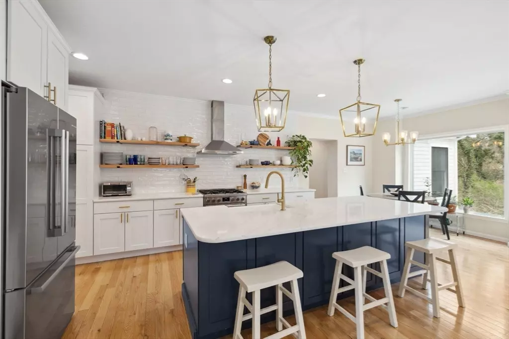 Falmouth, MA 02540,4 Charles Ln