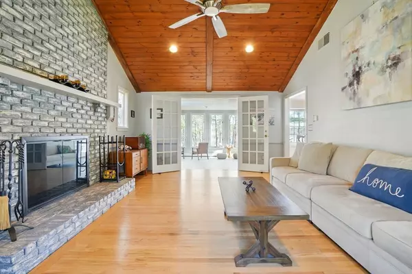 Duxbury, MA 02332,28 Apple Hill Ln