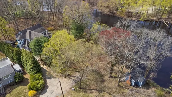 Dedham, MA 02026,28 Boathouse Ln