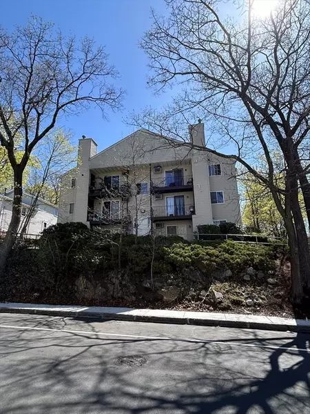 210 Smith St #9, Lowell, MA 01851