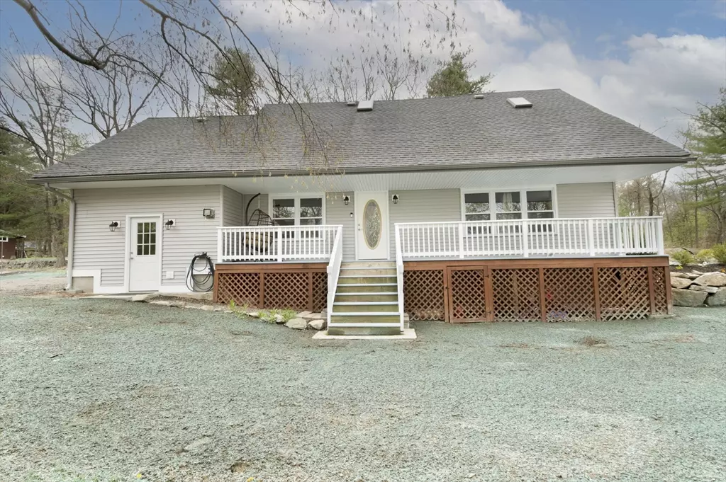 Clinton, MA 01510,10 Robert Memorial