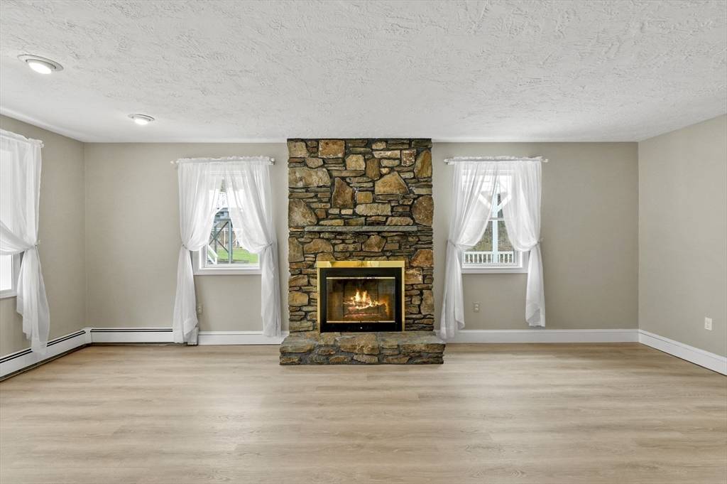 Charlton, MA 01507,184 Burlingame Rd #apt
