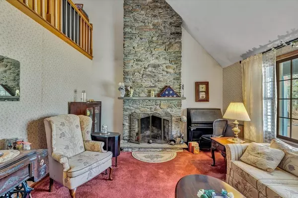 Lakeville, MA 02347,34 Staples Shore Rd