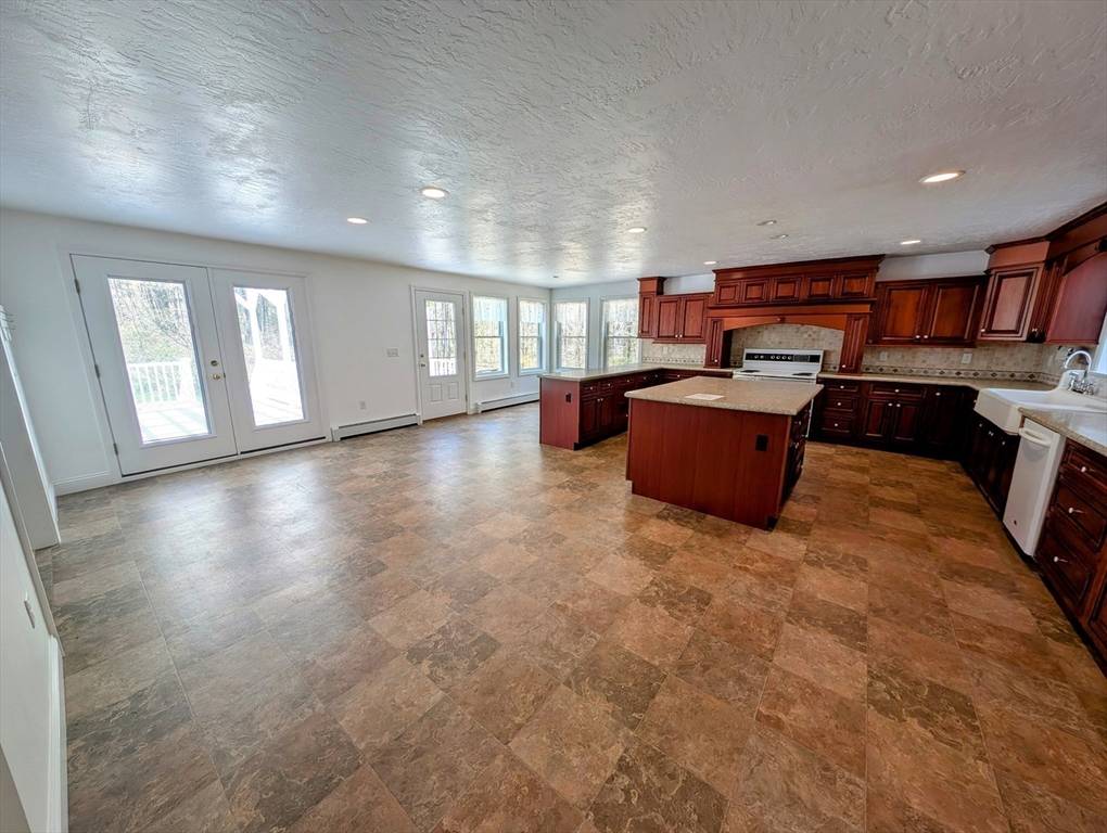 Charlton, MA 01507,184 Burlingame Rd
