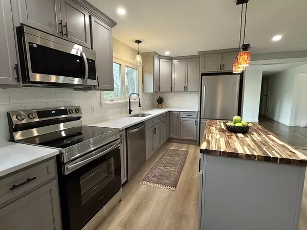 Easthampton, MA 01027,8 Carol Ave