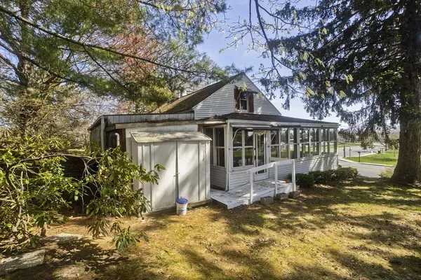 Holyoke, MA 01040,1083 Homestead