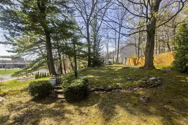 Holyoke, MA 01040,1083 Homestead