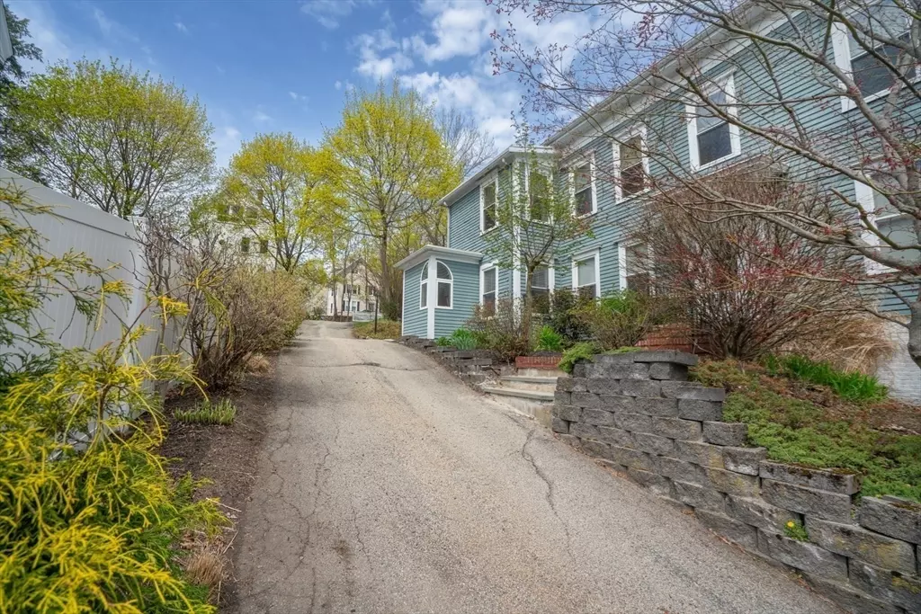 Amesbury, MA 01913,62 Market St #B