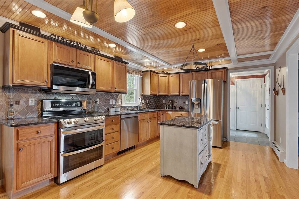 Rutland, MA 01543,39 Prescott St