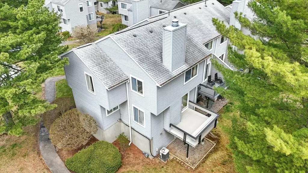 9 Autumn Ln #9, Amherst, MA 01002