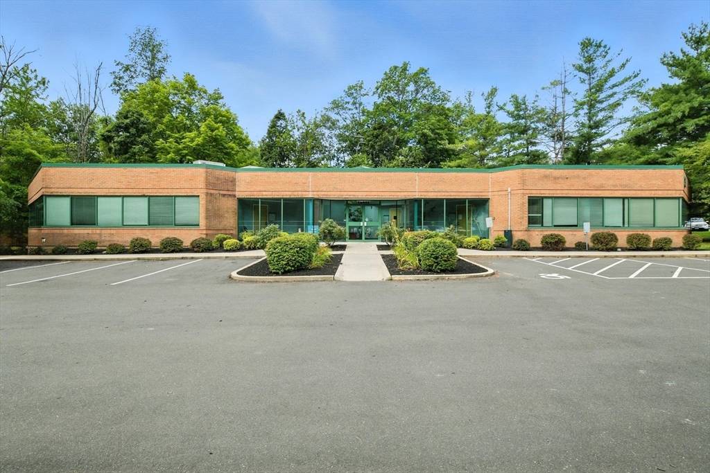 3 Northwestern Dr, Bloomfield, CT 06002