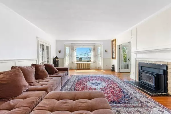 Swampscott, MA 01907,21 Bay View Dr