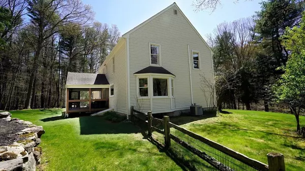 Upton, MA 01568,4 Oak Dr