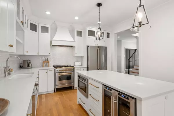 Dedham, MA 02026,218 High St #1