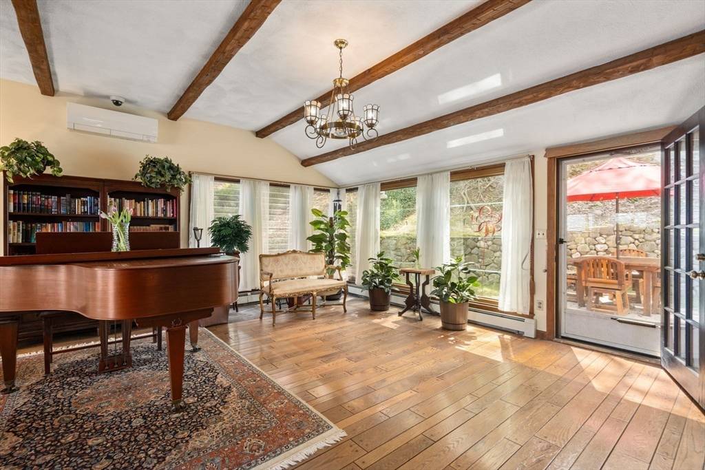 318 Austin St, Newton, MA 02465