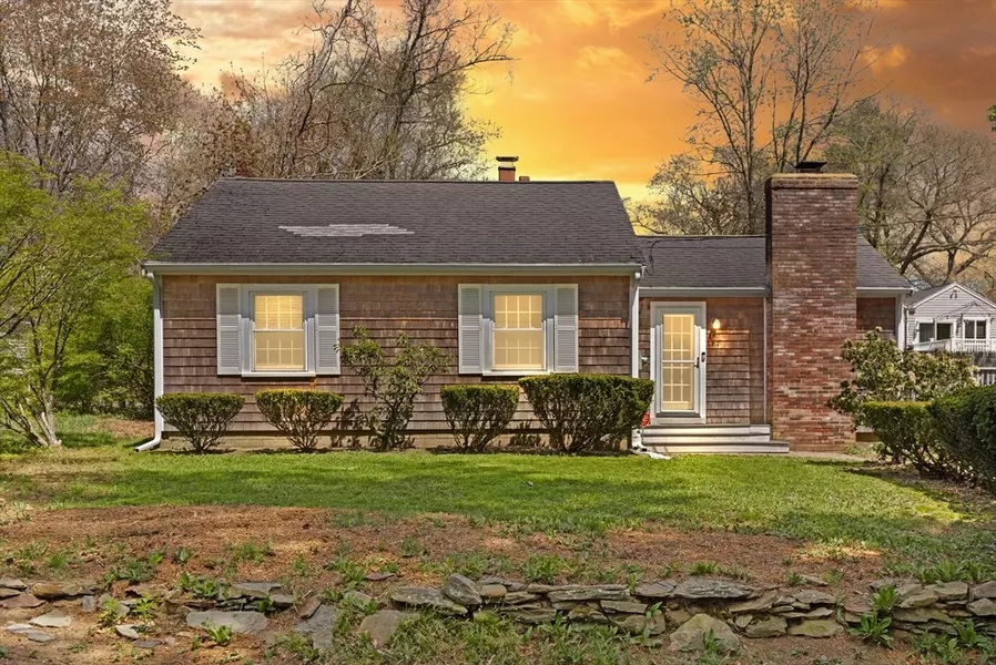 19 Cross St, Halifax, MA 02338