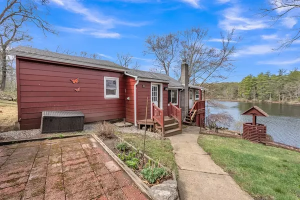 Charlton, MA 01507,31 Cranberry Meadow Shore Rd