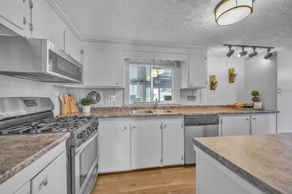 Acushnet, MA 02743,31 Darling St