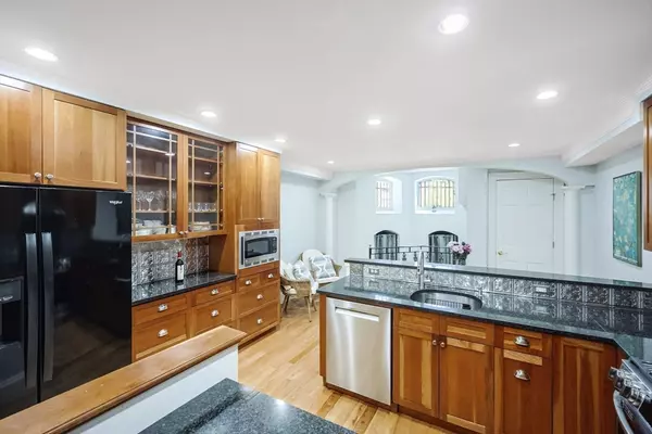 Boston, MA 02116,44 Dartmouth Street #1