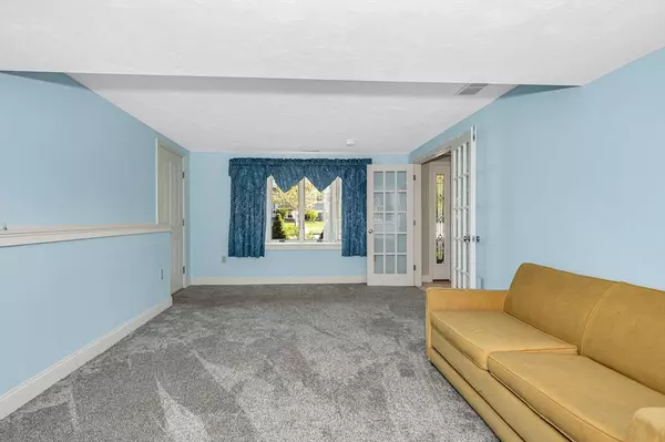 Chelmsford, MA 01824,12 Dawn Dr