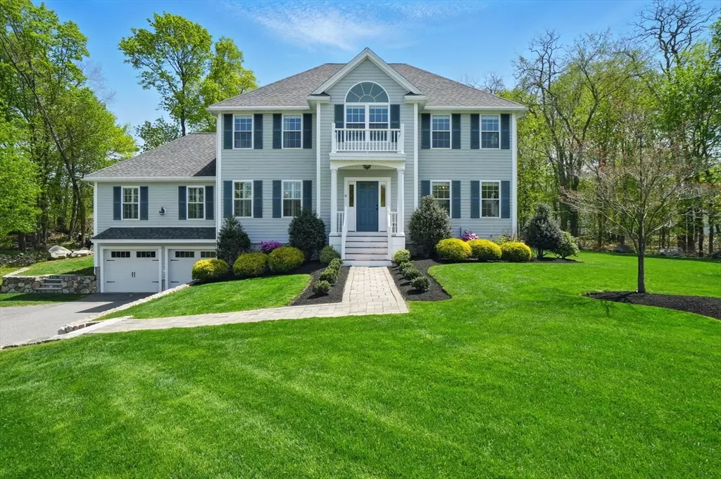 Lynnfield, MA 01940,6 Fall Way