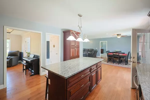 Uxbridge, MA 01569,30 Walnut Grove St