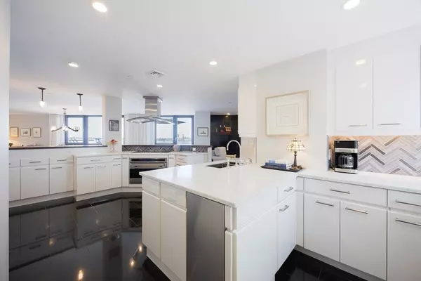 Quincy, MA 02171,2001 Marina Dr #707