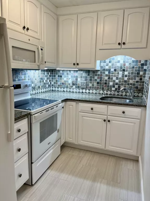 Danvers, MA 01923,11 Riverside Ave #4