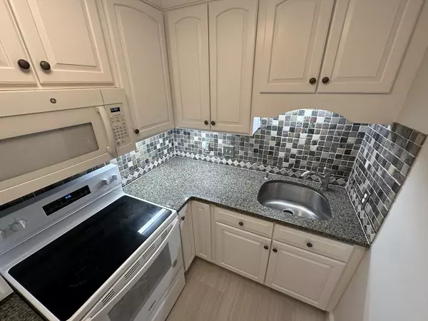 Danvers, MA 01923,11 Riverside Ave #4