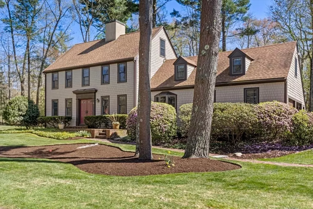 Hingham, MA 02043,11 Queen Anne Lane