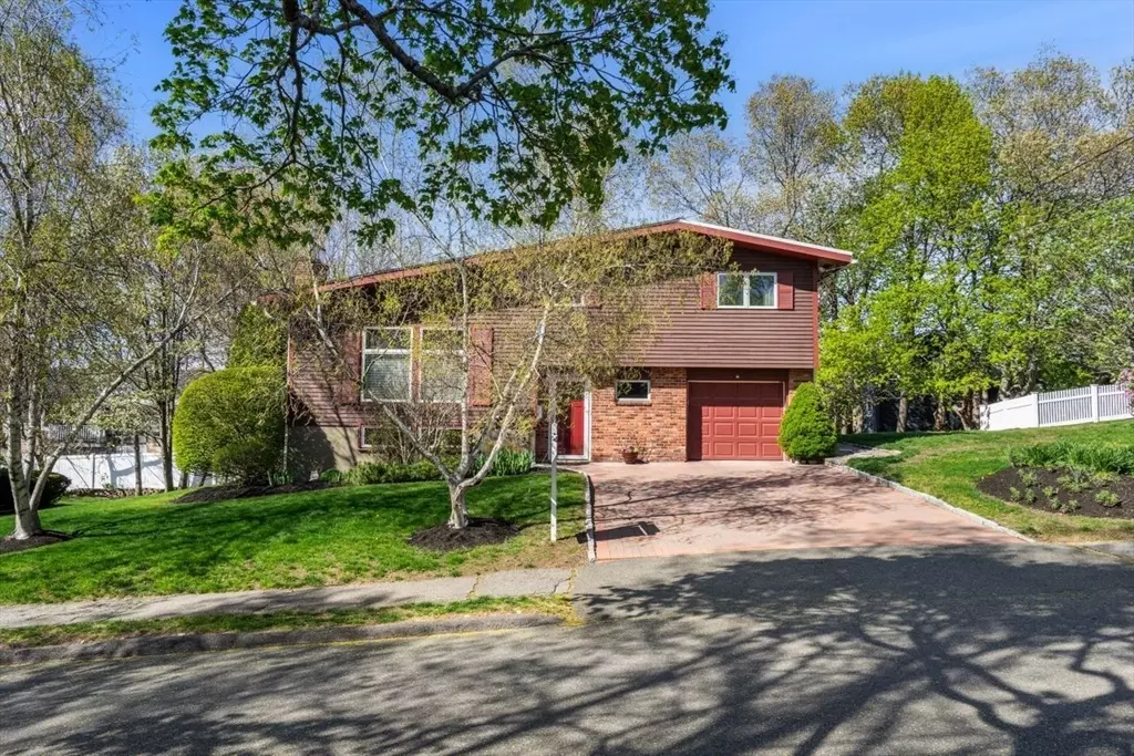 Swampscott, MA 01907,4 Belleair Dr