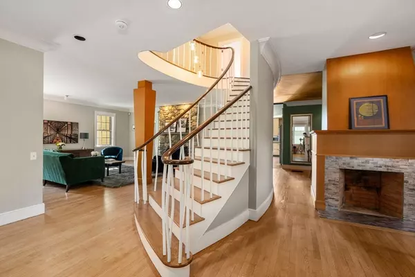 Weston, MA 02493,137 Wellesley St