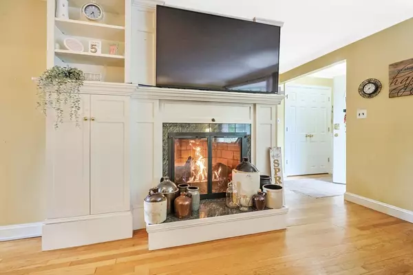Holliston, MA 01746,138 Holly Lane