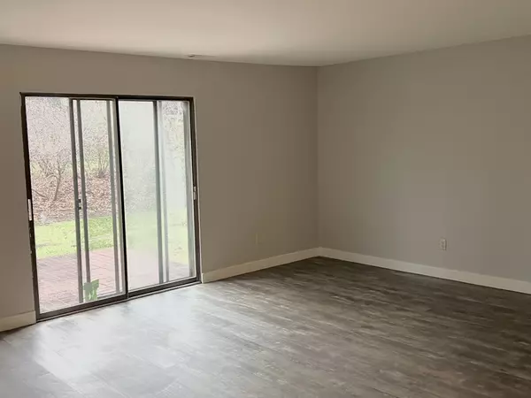 Oxford, MA 01537,6 Thayer Pond Dr #12