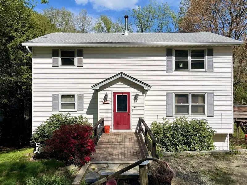 15 Old County Rd, Holland, MA 01521