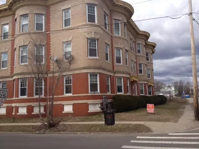 1 Beacon Ave #2R, Holyoke, MA 01040