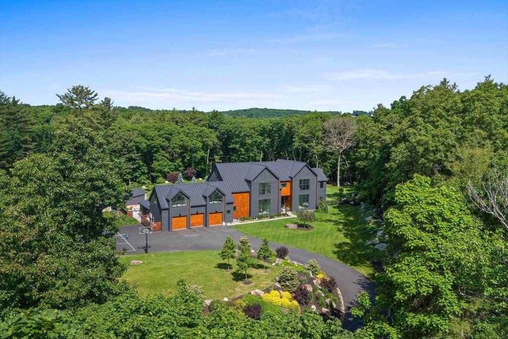 105 Centre St, Dover, MA 02030