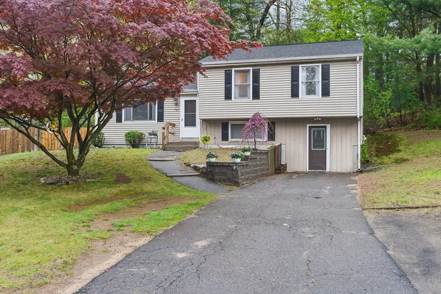 24 Westbanks Ct, Springfield, MA 01118