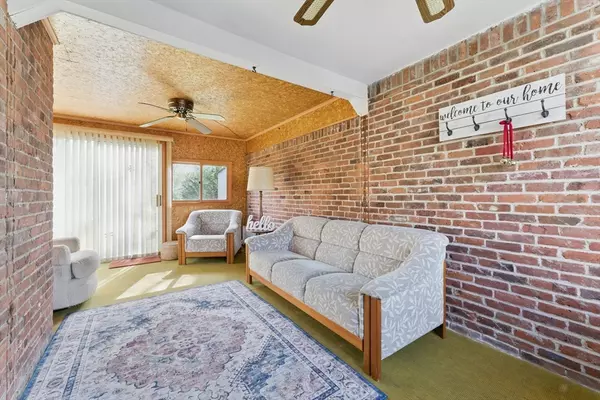 West Springfield, MA 01089,118 Janet St