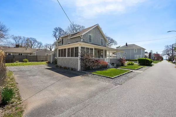 Falmouth, MA 02540,7 Hawthorne Ct