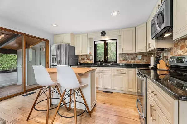 Middleboro, MA 02346,262 Old Center St