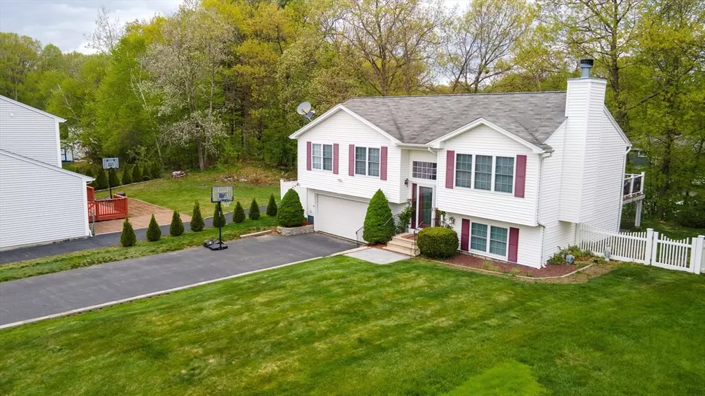 13 Oak Leaf Cir, Worcester, MA 01603