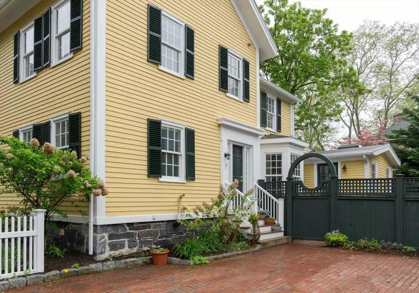 33 Ash Street #33, Cambridge, MA 02138