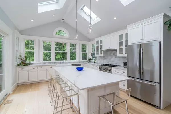 Wellesley, MA 02481,9 Oakland Street