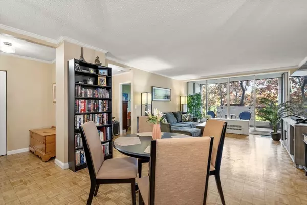 Brookline, MA 02445,33 Pond Ave #419