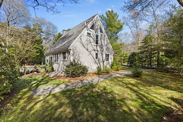 11 White Oak Trl, Barnstable, MA 02632