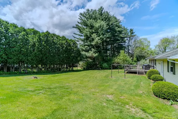 Hadley, MA 01035,8 Meadowbrook Dr