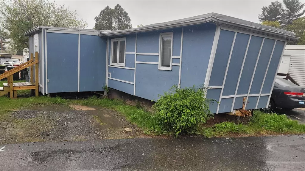 Danvers, MA 01923,98 Newbury #30A